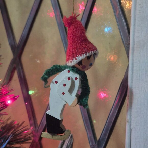 🎄Vintage set of 2 Wooden Ornaments - Skier & Skater with knit hats & Scarves - Picture 7 of 7